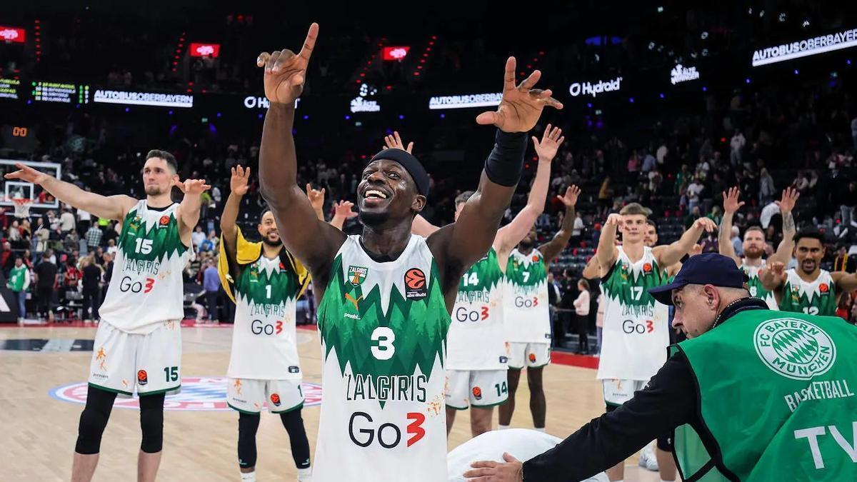 Sylvain Francisco y sus compañeros se dirigen a los aficionados del Zalgiris tras la victoria en Múnich de este curso.
