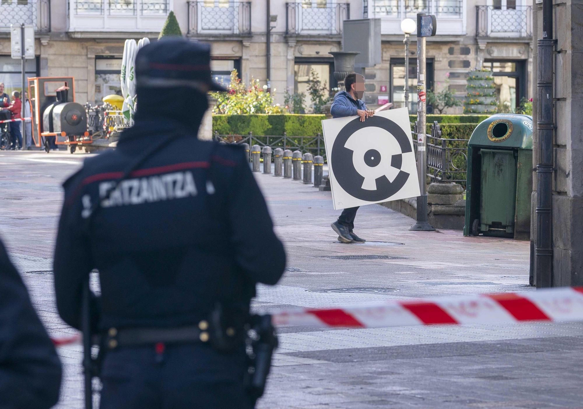 En imágenes: La Ertzaintza acordona la plaza de la Provincia para investigar el pelotazo a un manifestante