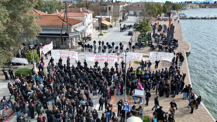 Asistentes al juicio por el accidente de tren que se saldó con casi 60 muertos en Grecia