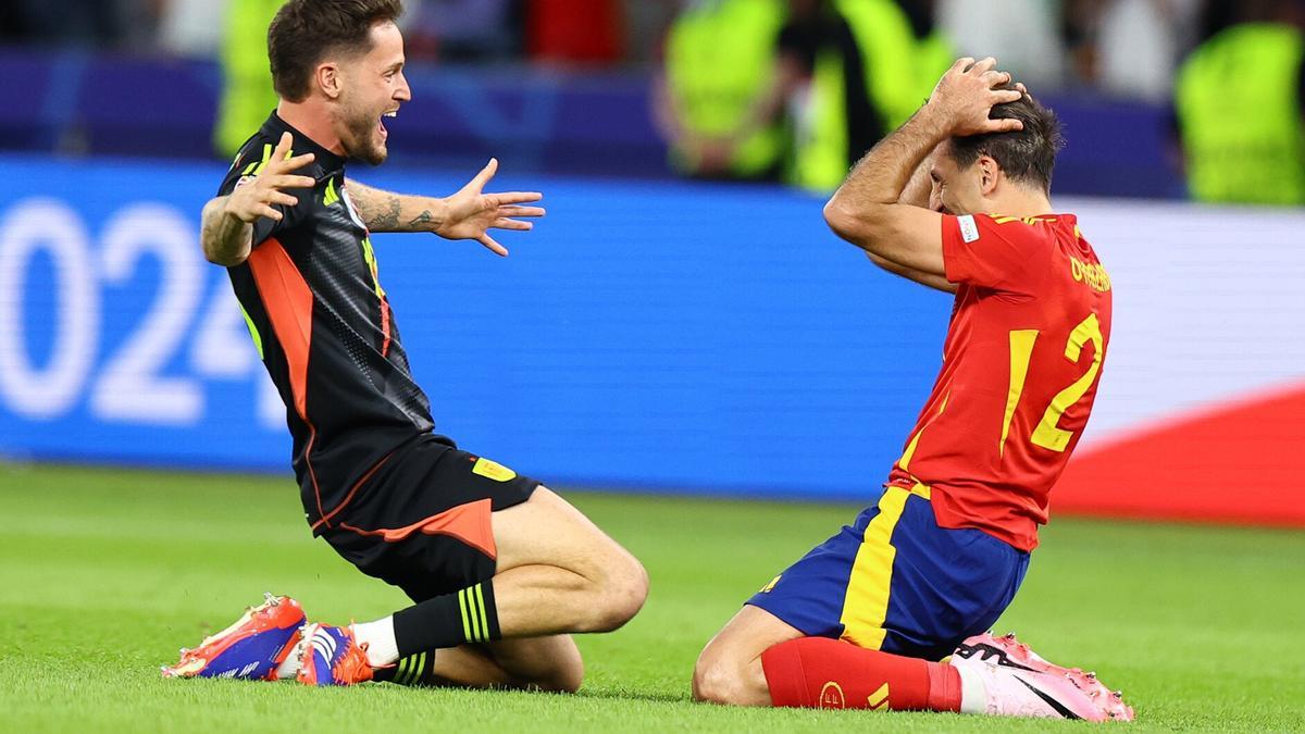 Álex Remiro y Mikel Oyarzabal, con la selección española.