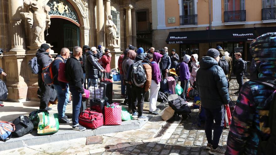 Personas desalojadas de Aranzadi, por las calles de Pamplona