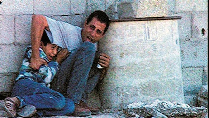 Muhammad al-Durrah, aterrorizado bajo una lluvia de balas y pegado a su padre, murió en Gaza el 30 de septiembre de 2000.