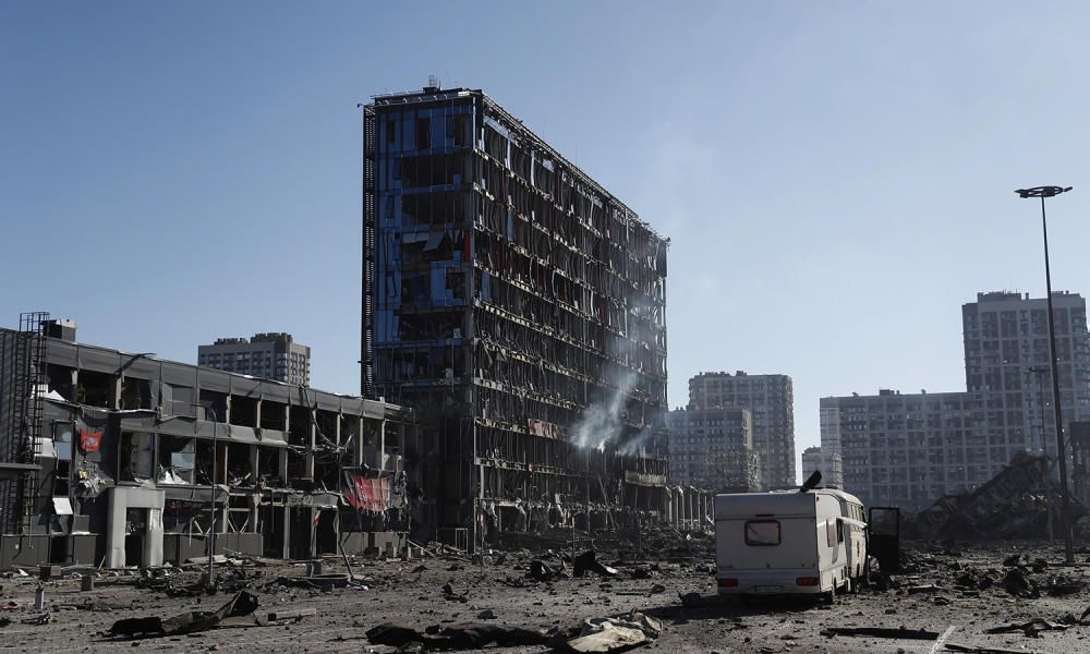 Rusia bombardea un centro comercial en Kiev