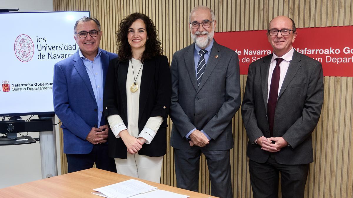 El consejero Domínguez y la vicerrectora de la UN, Paloma Grau, acompañados del gerente del SNS-O, Jon Guajardo, y del director de Pallium España, José Pereira, investigador del ICS.
