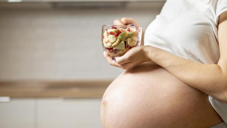 Qué alimentos evitar durante el embarazo y por qué