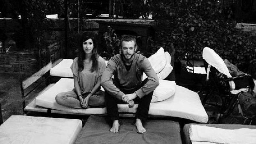 Sandra y Mikel, ayer sobre unas colchonetas en el patio del Hotel Dwarika de Katmandú.