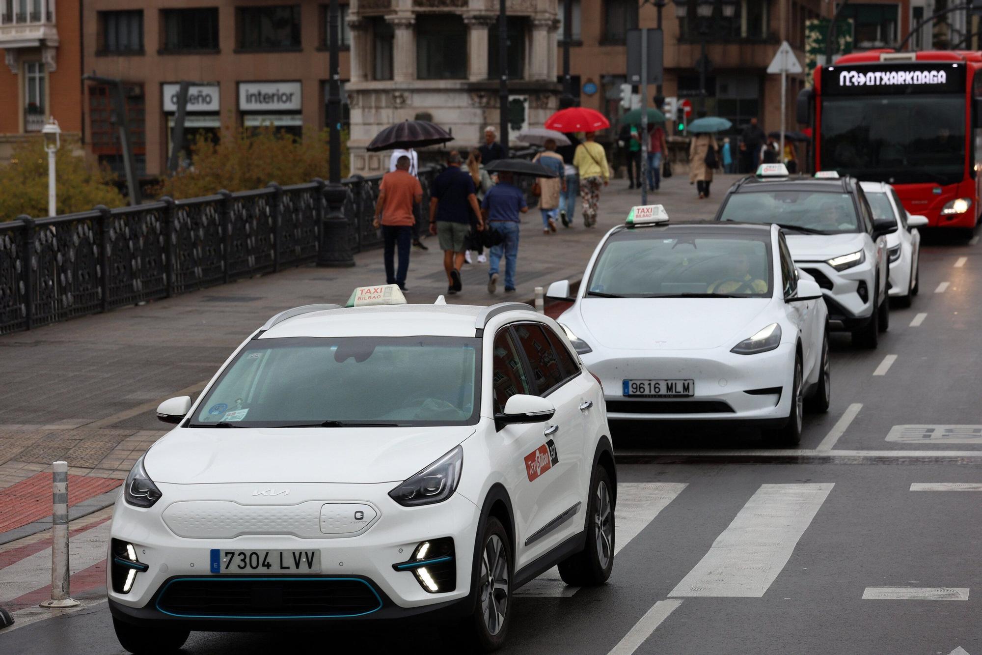 En imágenes: Taxistas reclaman en Bilbao inspecciones a Uber y Cabify