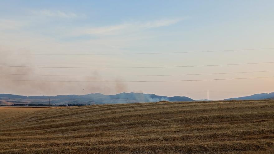 Incendio en un campo de cereal cerca de Ororbia