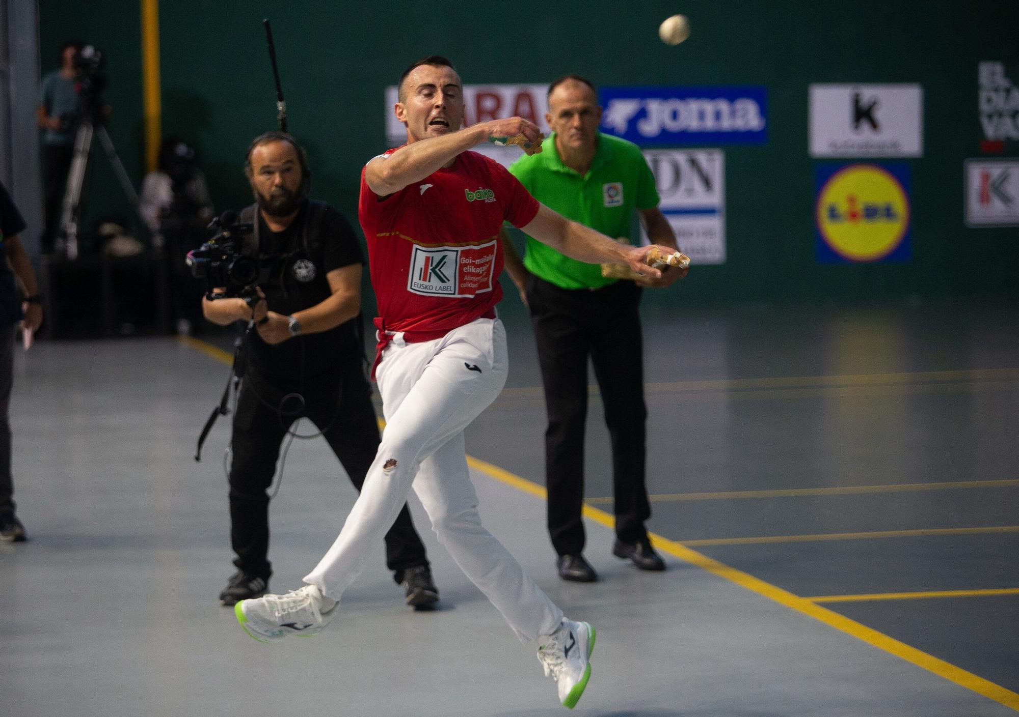 Joanes Bakaikoa gana su primer punto de la liguilla de cuartos de final del Cuatro y Medio ante Javier Zabala en Lekunberri.