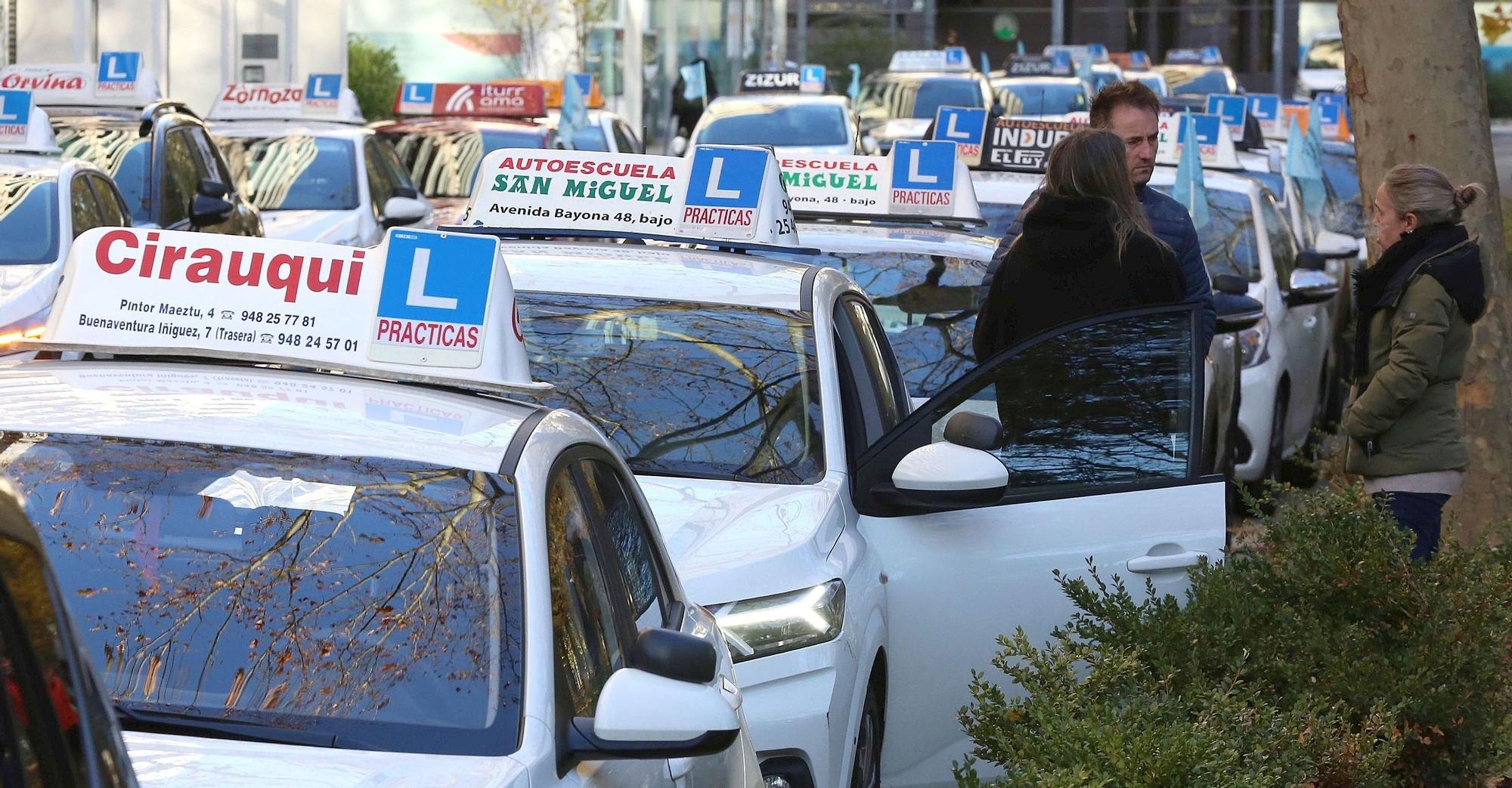 Fotos de la marcha de coches de autoescuelas en protesta por la falta de examinadores