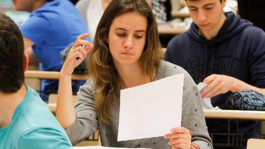 Una joven revisa un examen en los exámenes de acceso a la universidad de la pasada semana en Donostia.
