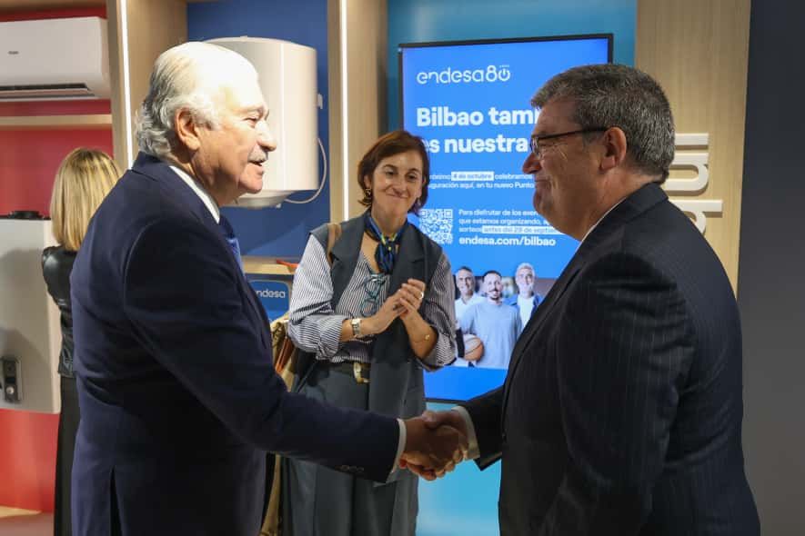 Endesa ha inaugurado hoy su nueva tienda en Bilbao, ubicada en la calle Iparraguirre, 37, bajo el innovador concepto “Endesa Tu Casa”. La concejal Kontxi Claver también a asistido a la inauguración.