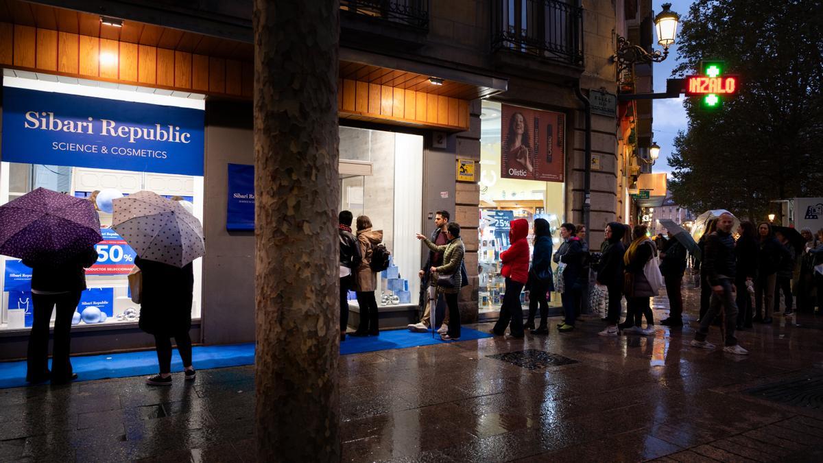 Colas en la apertura el pasado jueves de la nueva tienda efímera de Sibari Republic en Vitoria