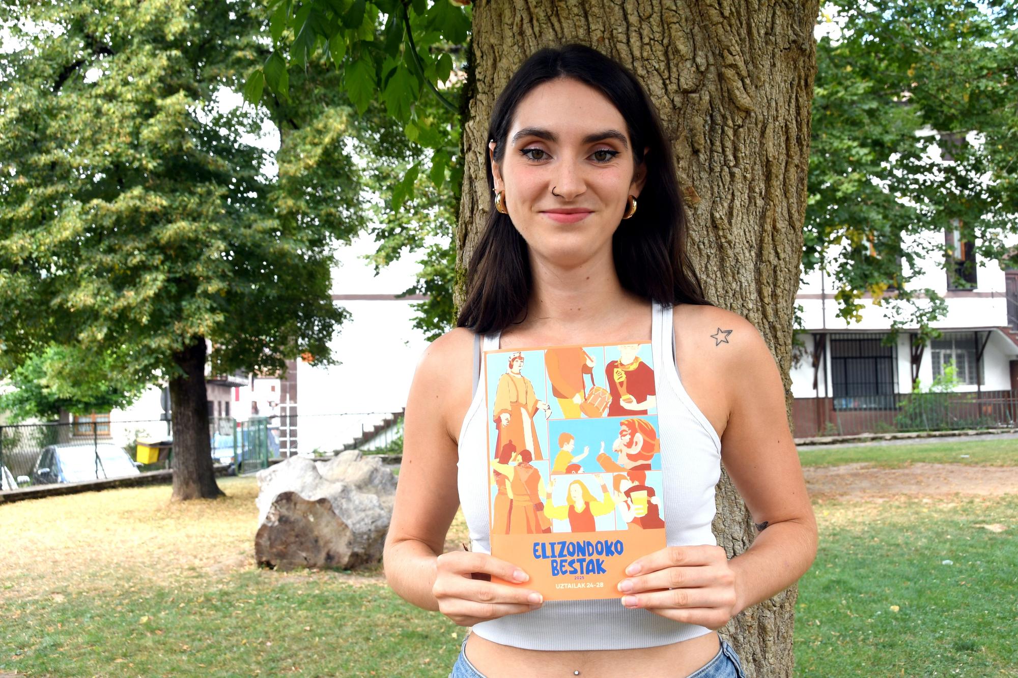 Aroa Urteaga Telletxea con el programa de fiestas.