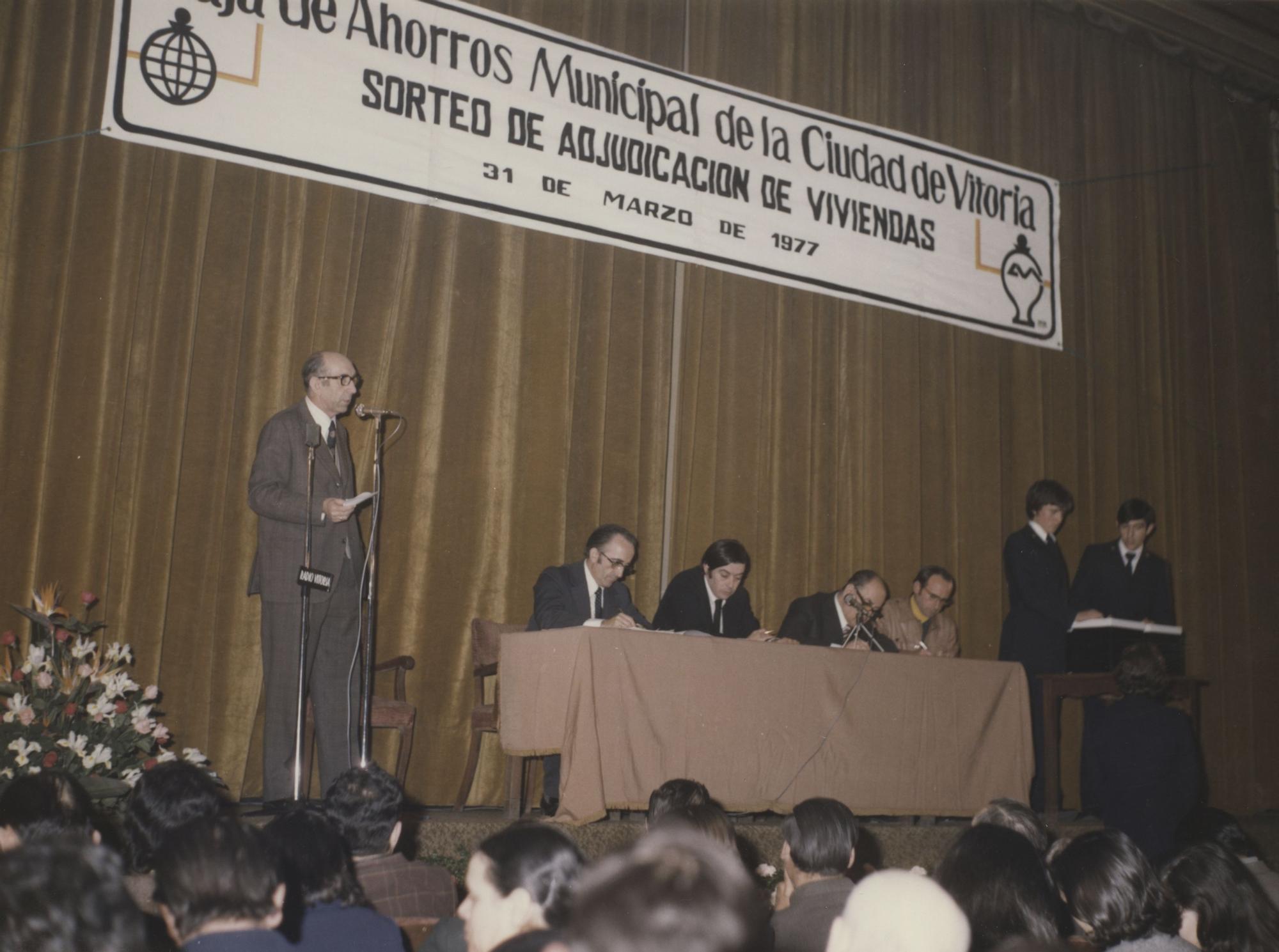 Ángel Loza dando un discurso con motivo de un sorteo de viviendas promovido por la Caja de Vitoria, el 31 de marzo de 1977.