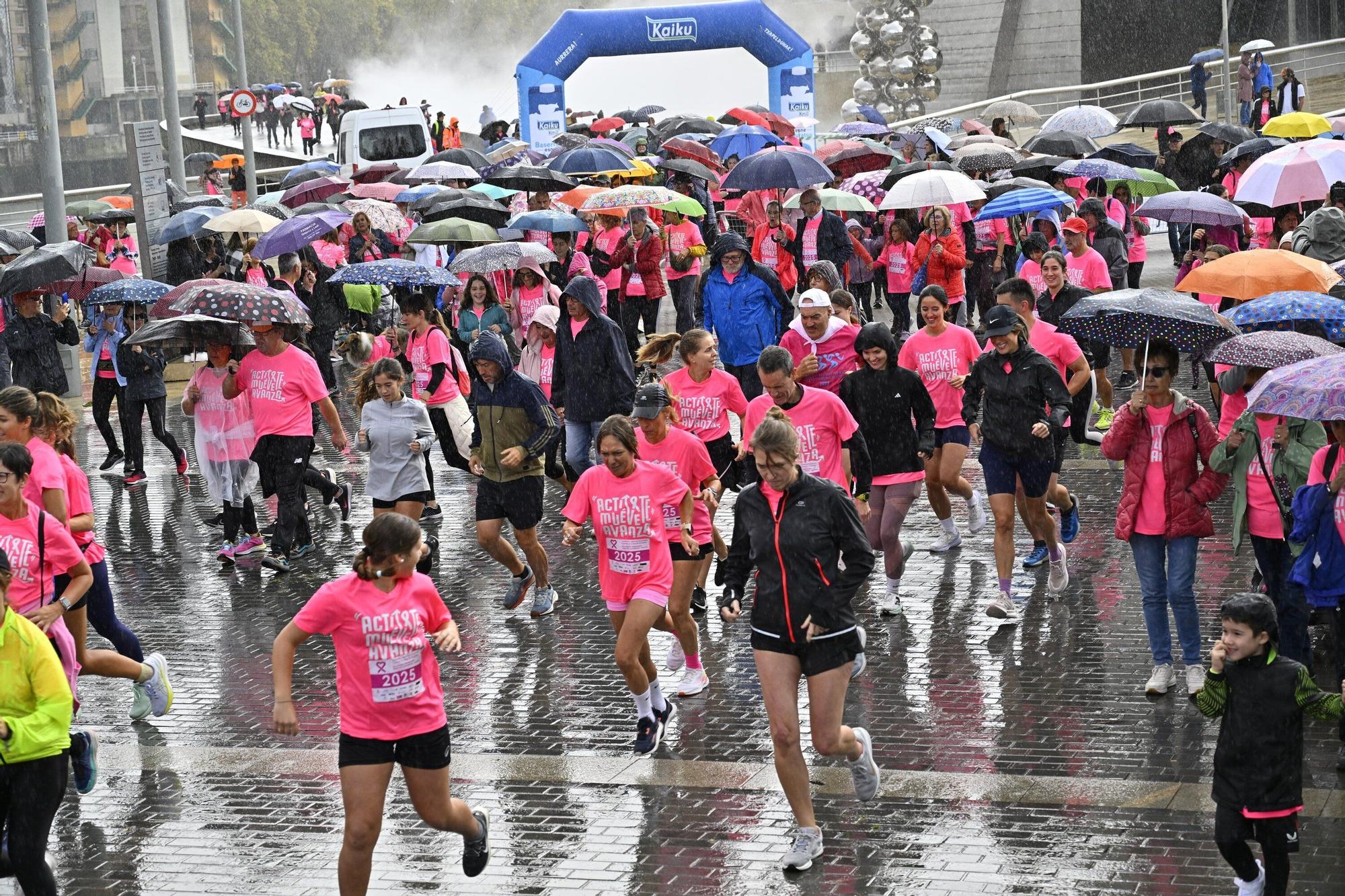 En imágenes: los paraguas tiñen la marea rosa de Bilbao