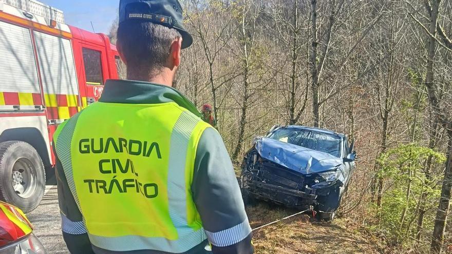 Herida muy grave al volcar en la A-15 en Areso y estar a punto de caer por un precipicio