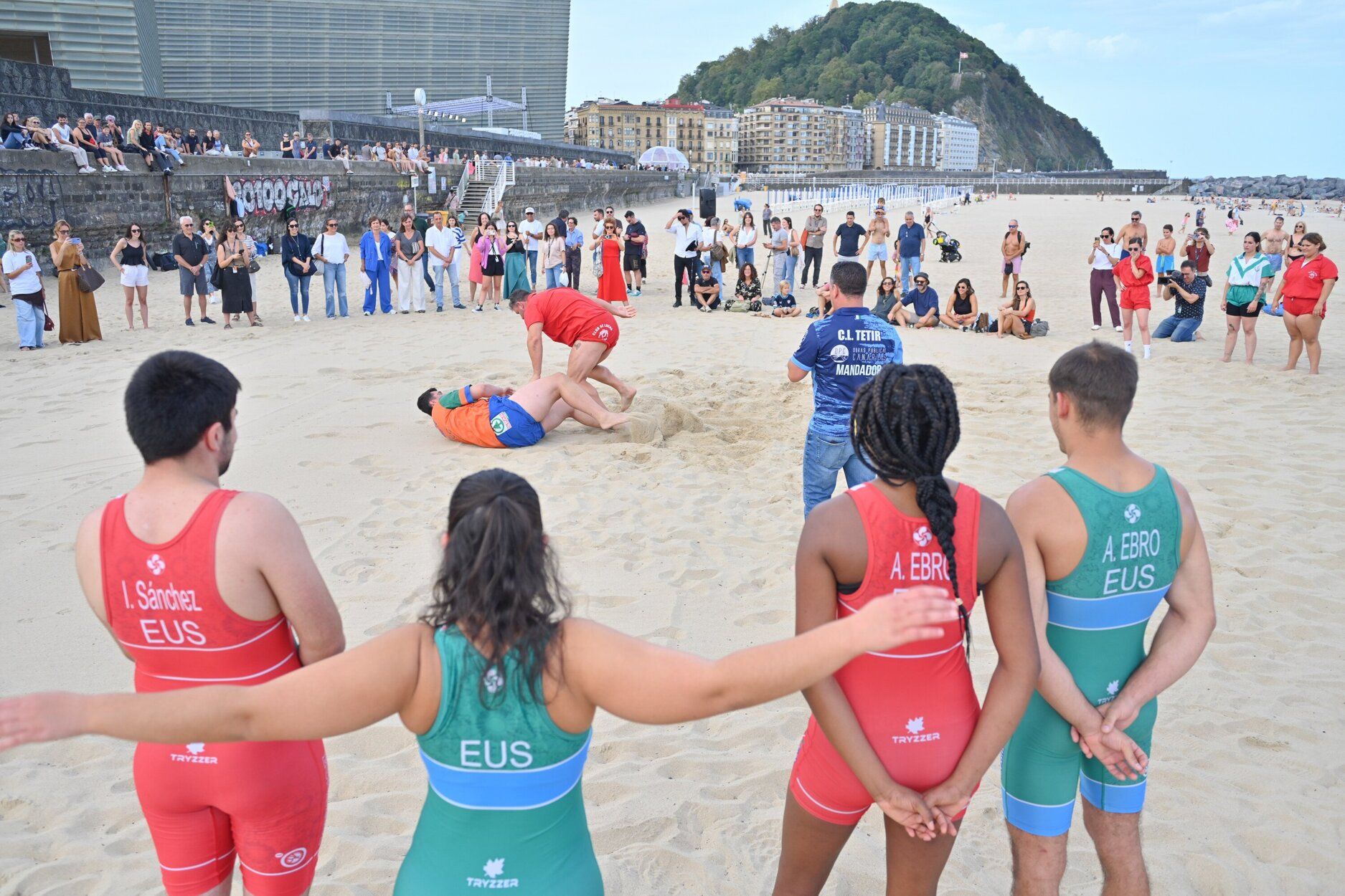 Espectacular exhibición de lucha canaria en la playa de la Zurriola