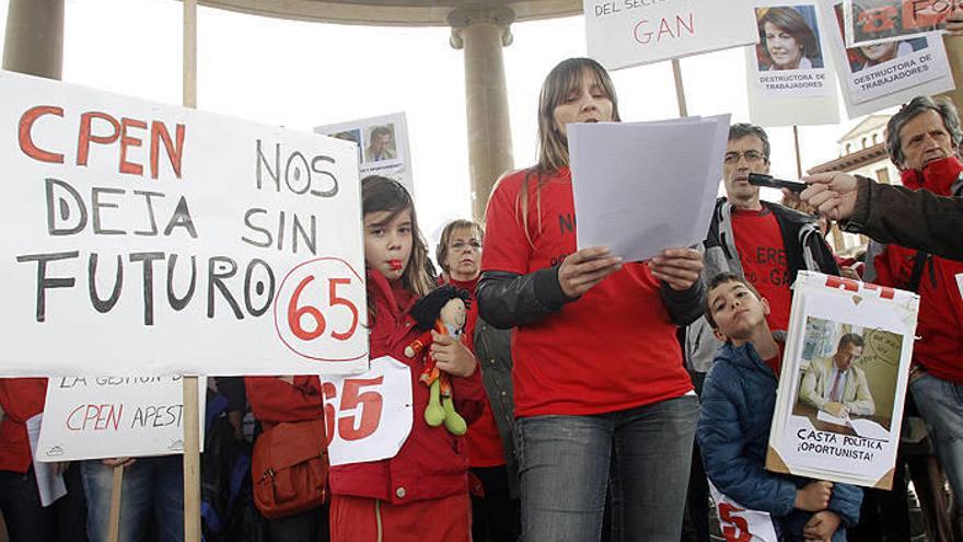 Empleados de Ganasa leen un comunicado en protesta por el ERE en el kiosko de la Plaza del Castillo.