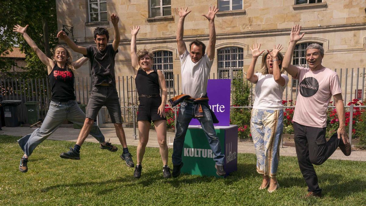 Algunos de los participantes en la cita junto con la concejala de Cultura, Sonia Díaz de Corcuera, en el Jardín de Falerina