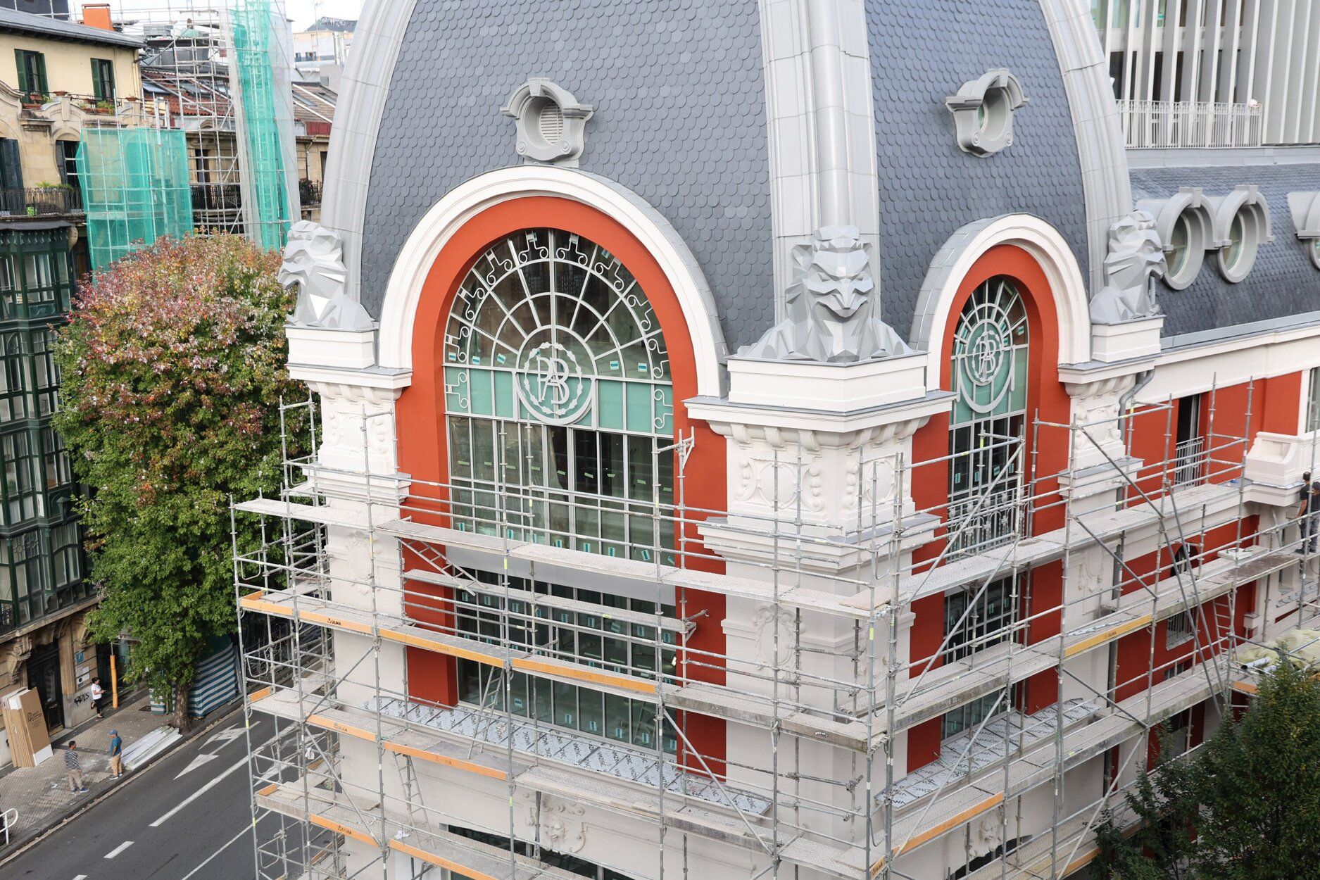 [Fotos] Empiezan a quitar el andamio exterior de las obras del Edificio de Bellas Artes