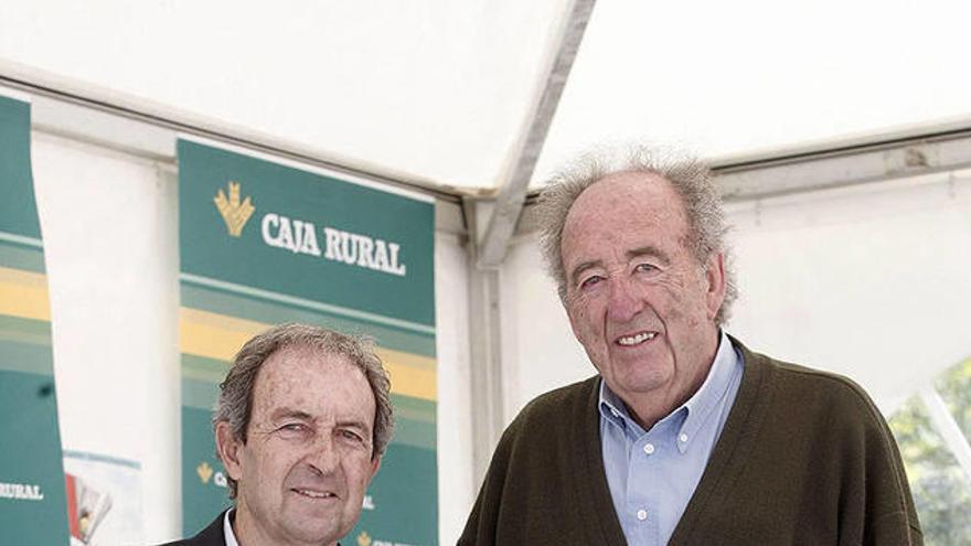 Miguel Sarasa (i) y el autor del libro, Eugenio Arraiza.