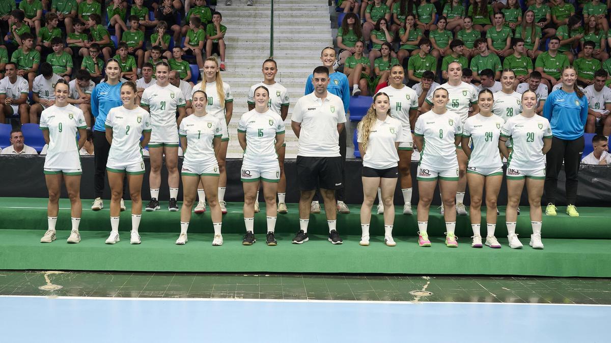Mino Borja junto al resto de jugadoras de Anaitasuna en la presentación oficial de la temporada 25-26.