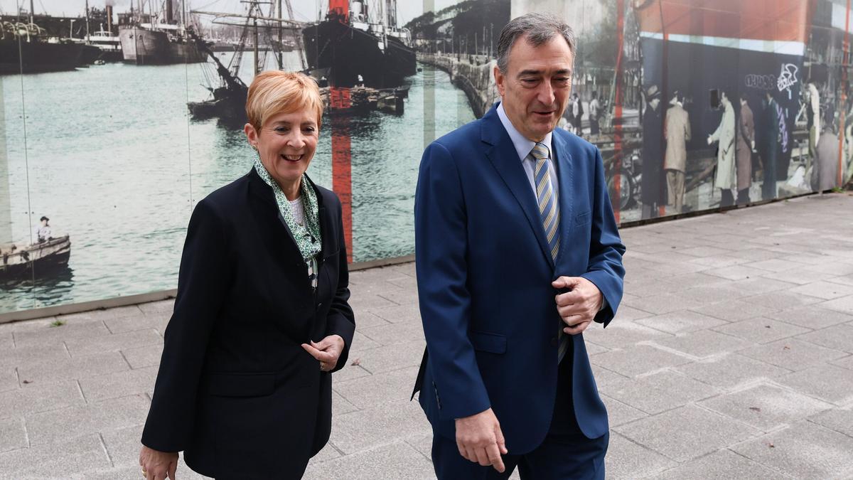 La nueva presidenta de Sabino Arana Fundazioa, Arantxa Tapia, con el presidente del EBB del PNV, Aitor Esteban