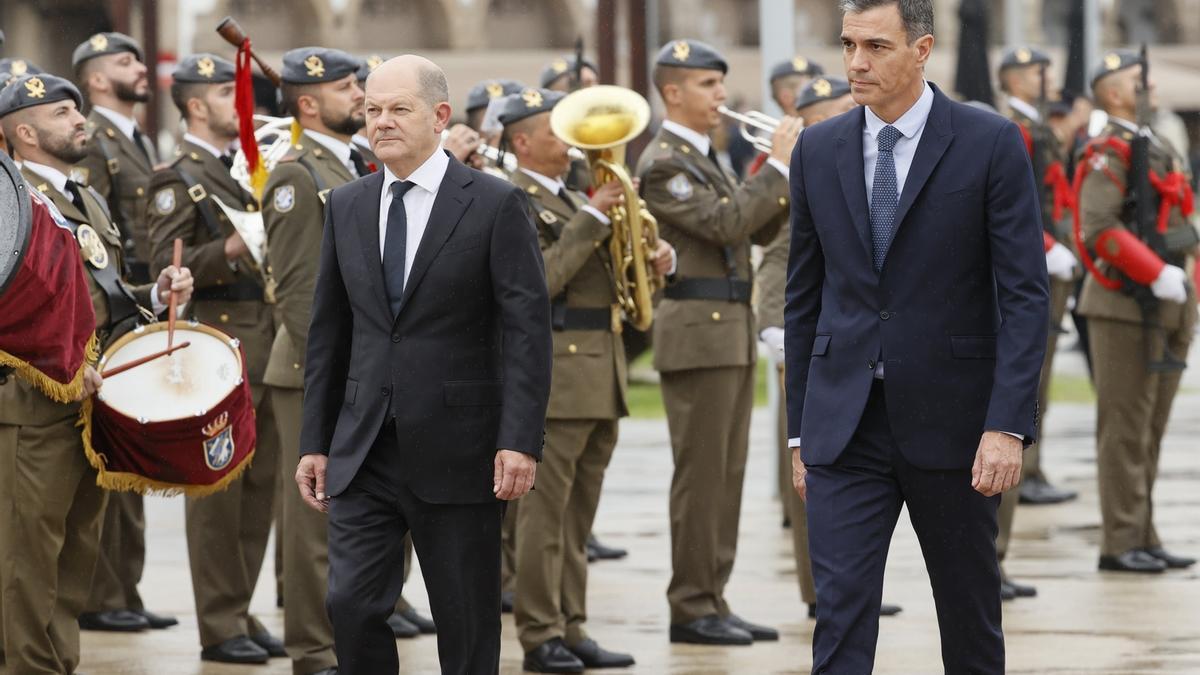 El presidente del Gobierno español, Pedro Sánchez, junto al canciller alemán, Olaf Scholz, en la cumbre bilateral celebrada ayer por la tarde en A Coruña.