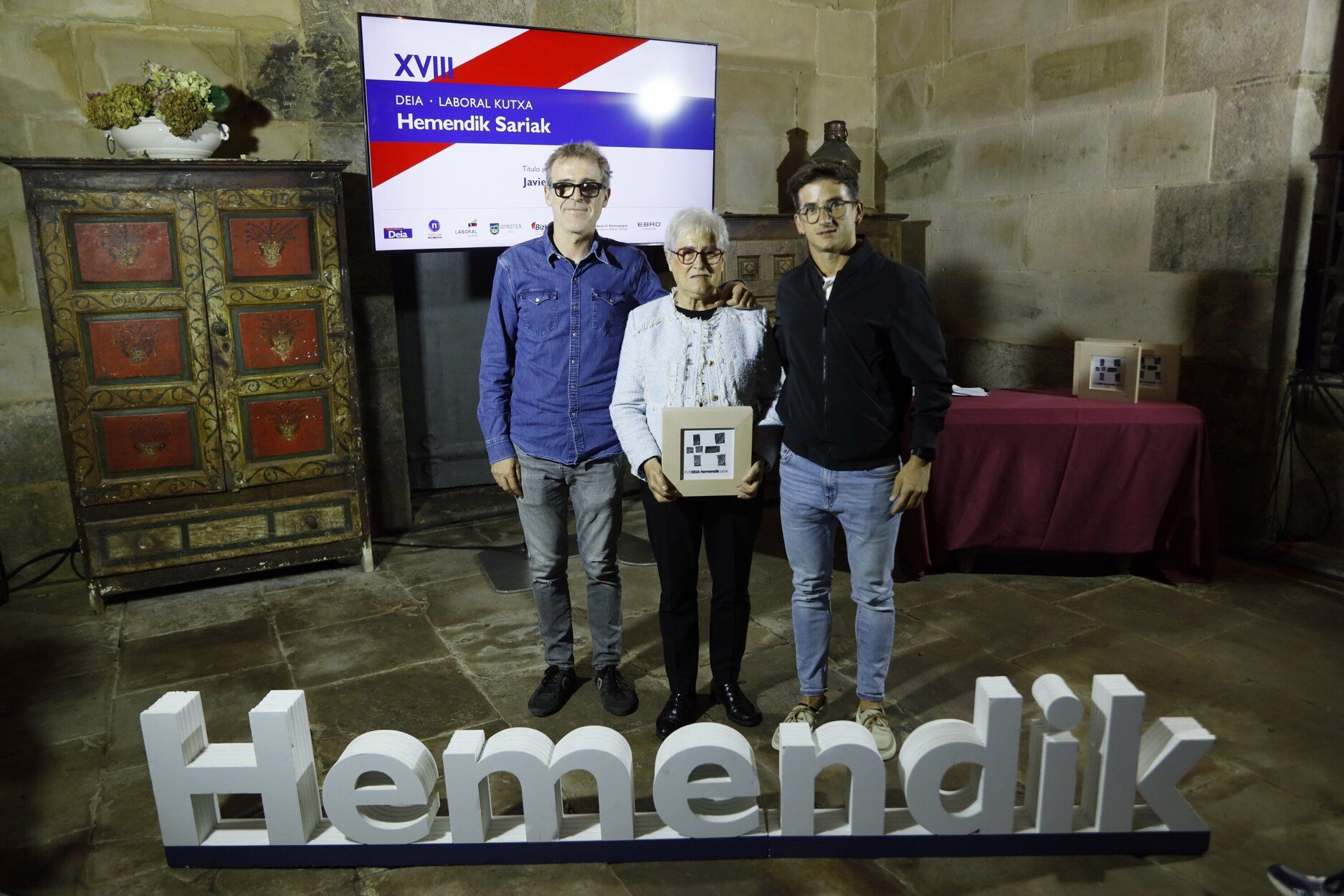 El alcalde de Gautegiz Arteaga, Patrik Saitua, entregó el galardón a Pili Díez y su hijo Xabier Crespo, que recogieron, visiblemente emocionados, el premio póstumo concedido al médico Javier Crespo