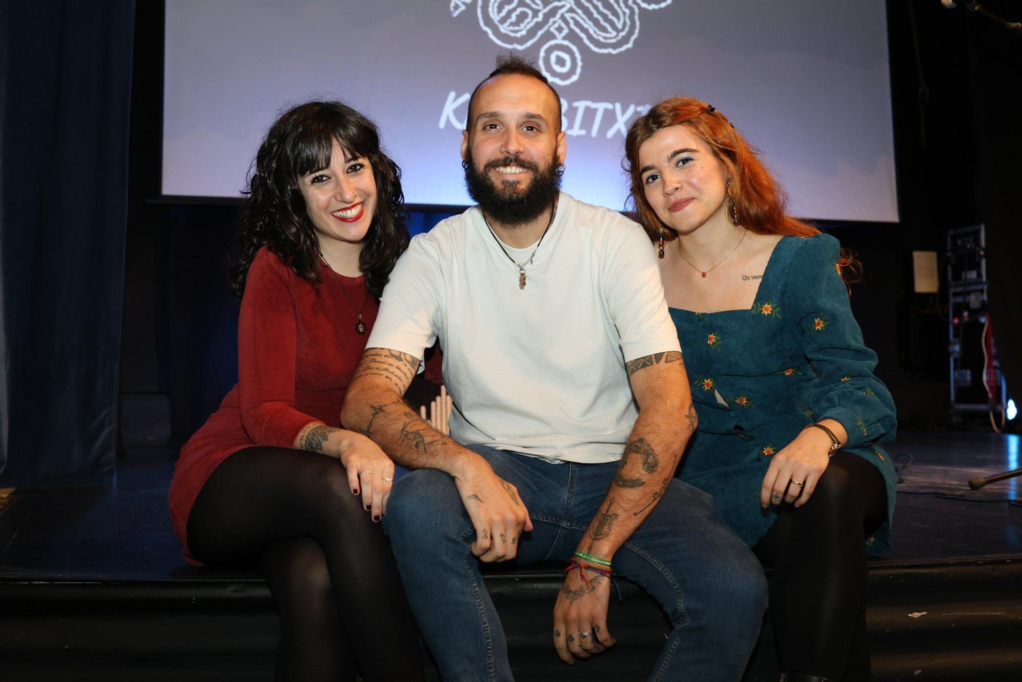 Las poetisas Amaia Barrena y Daphne González con el filósofo Aitor Gabiola en el escenario de Bilborock. Ceraron Imaginautak en 2019, un encuentro de artistas que celebró ayer su 52 edición.