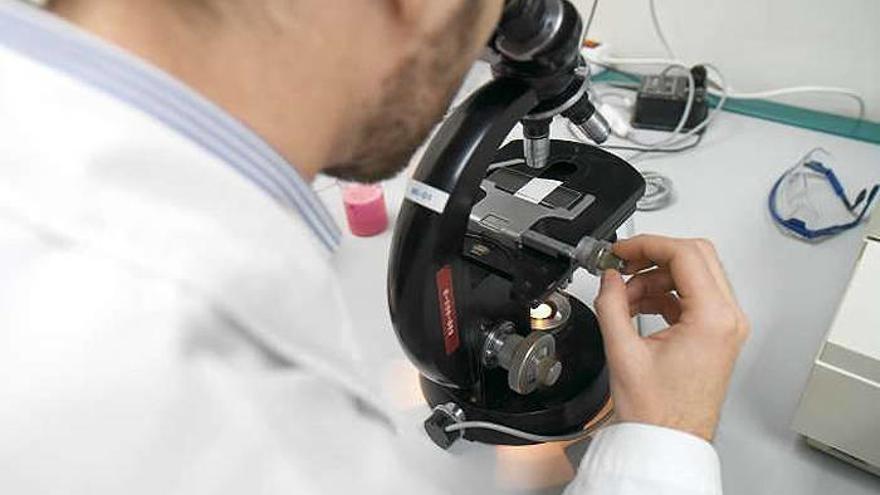Investigador trabajando en un laboratorio.