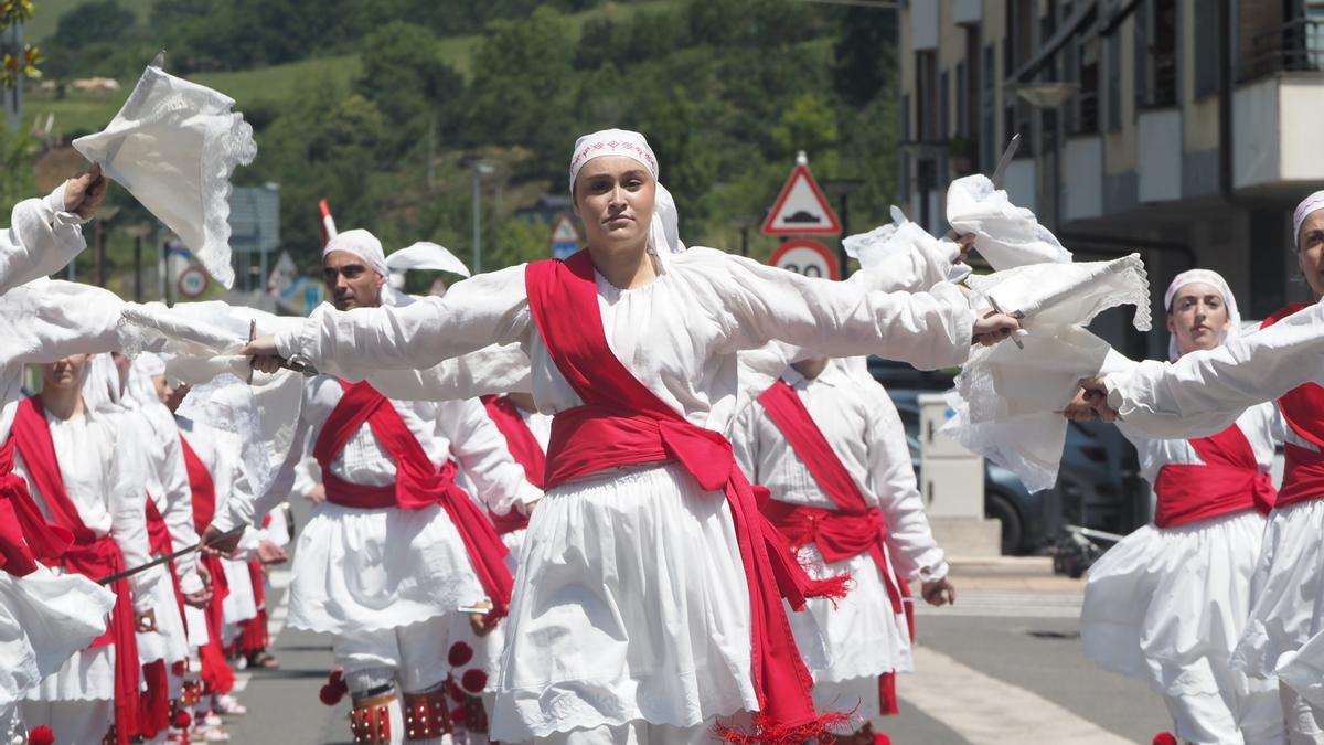 Urrestillako San Juan jaietan egin zuen Sahatsa Dantza Taldeak 50. urteurrena ospatzeko lehen saioa. / Aitor Zabala