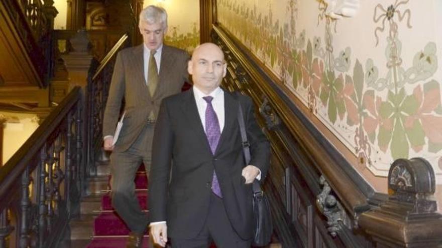El juez Javier Gómez Bermúdez junto a Nazario Oleaga, decano del Colegio de Abogados de Bizkaia.