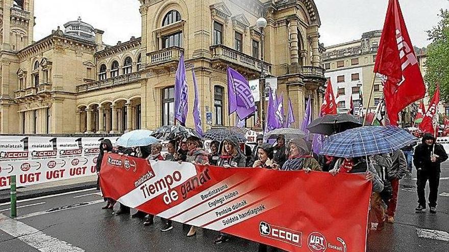 CCOO y UGT acusan a Lakua de romper el diálogo social