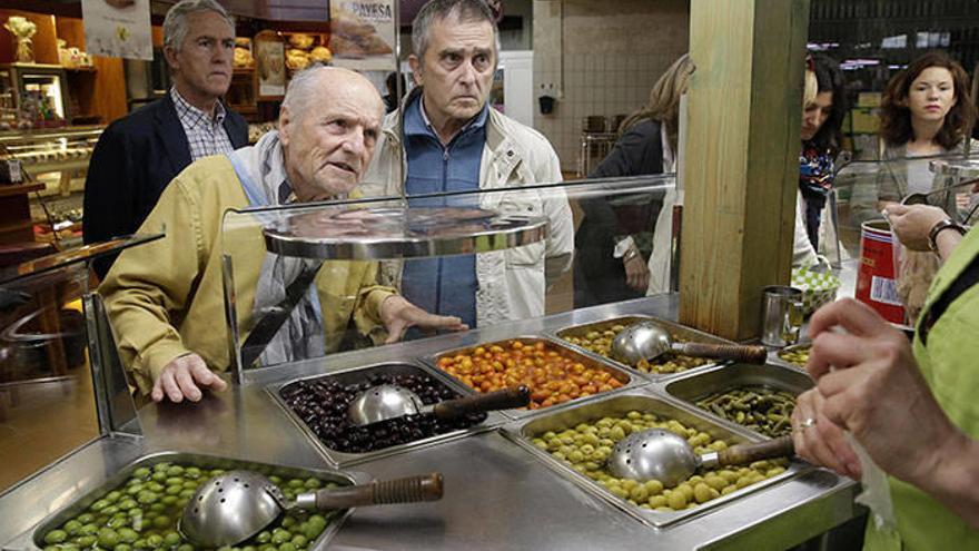 Antonio López se interesa ayer en Iruñea por unas latas de aceitunas para usarlas como ‘modelo’ en uno de sus bodegones.