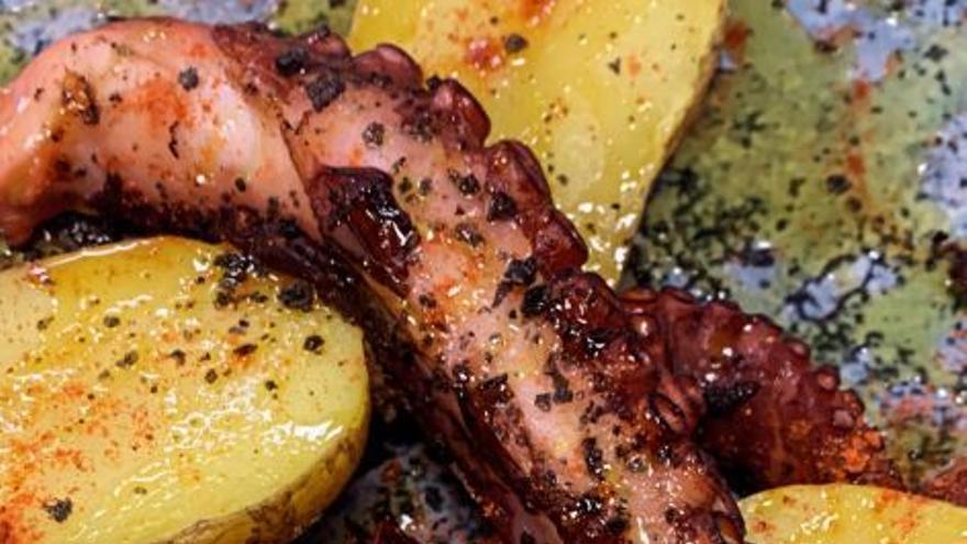 Trabajan a la brasa el pulpo