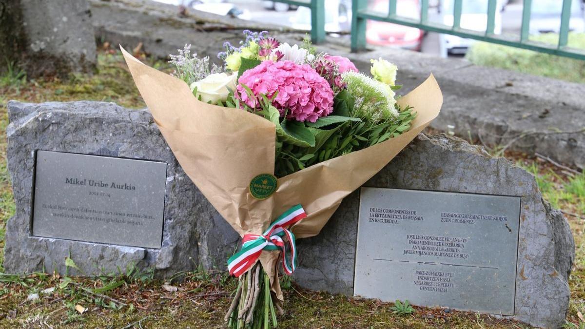 Placa conmemorativa del asesinato de Mikel Uribe