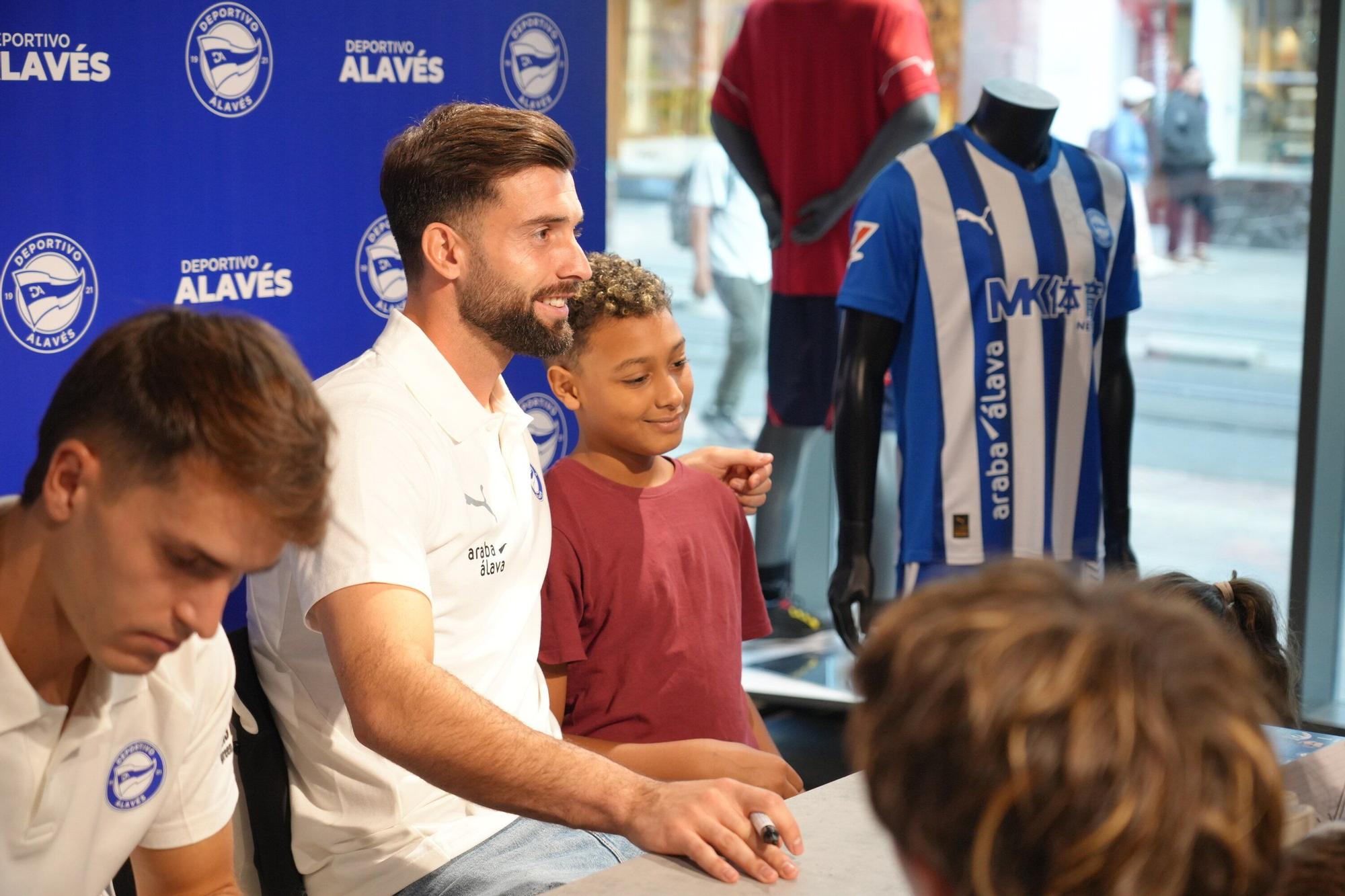 En imágenes: Firma de autógrafos para desbordar Vitoria-Gasteiz de ilusión albiazul
