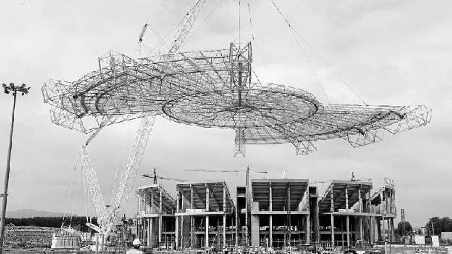 Cuatro horas para instalar la nueva cubierta del Buesa Arena