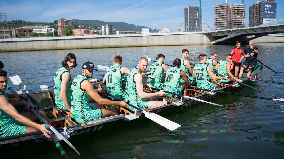 La plantilla del Bilbao Basket embarcó en la ‘Tomatera’ para reforzar el trabajo en equipo antes de viajar a Oporto.