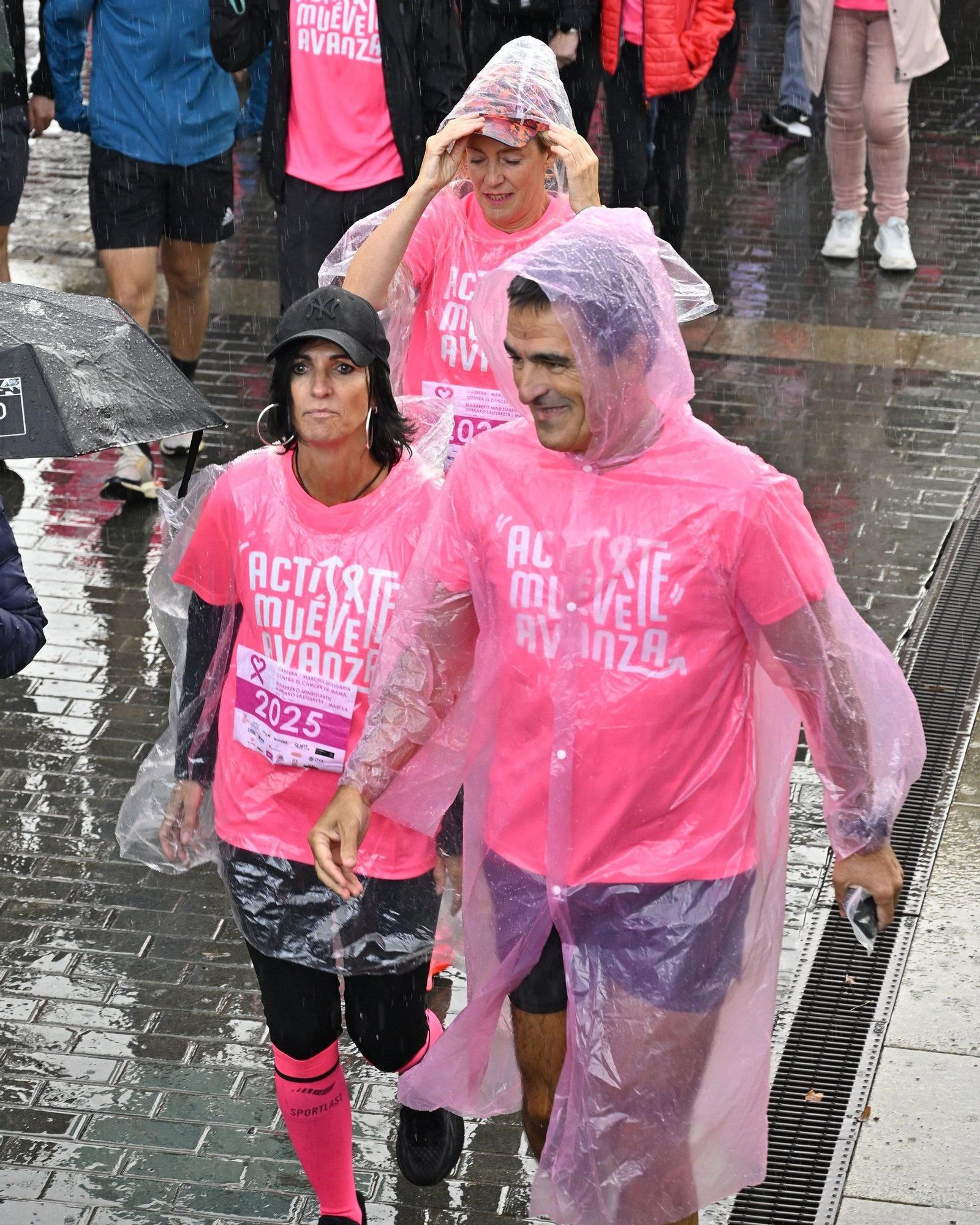 En imágenes: los paraguas tiñen la marea rosa de Bilbao