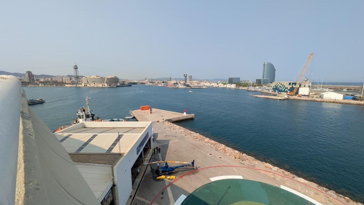Un helicóptero turístico ameriza de emergencia en la playa de la Barceloneta.