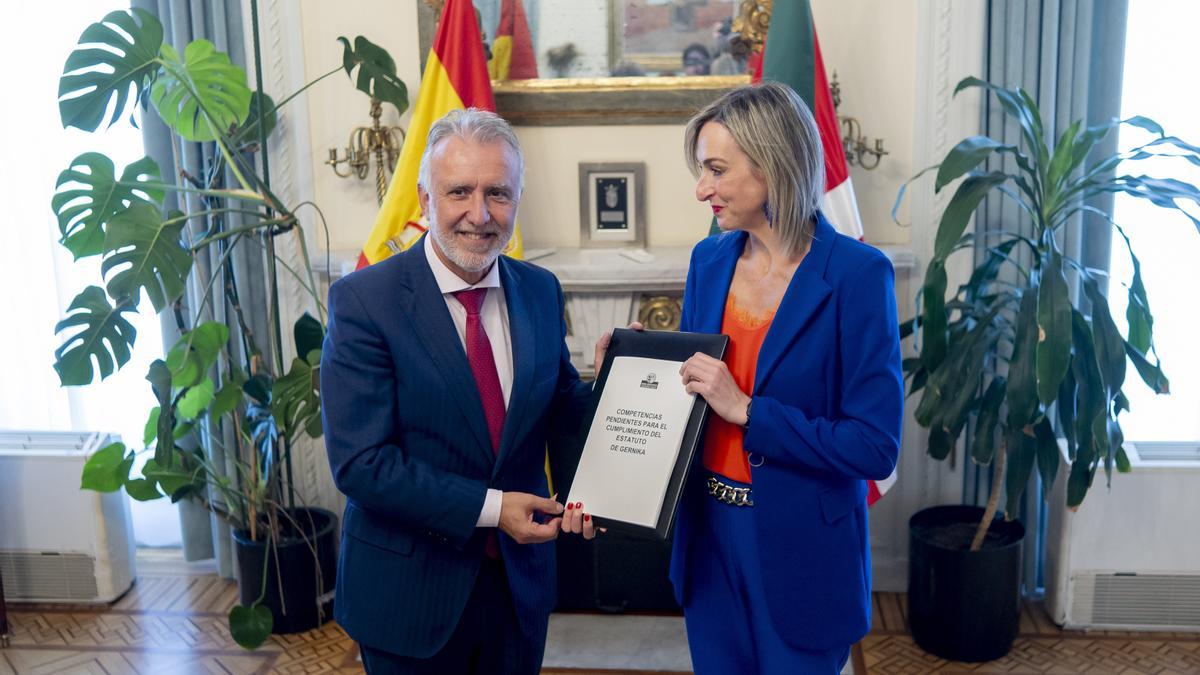 La consejera de Autogobierno, Maria Ubarretxena, junto al ministro Ángel Víctor Torres, este miércoles en Madrid para entregarle las propuestas sobre las transferencias pendientes