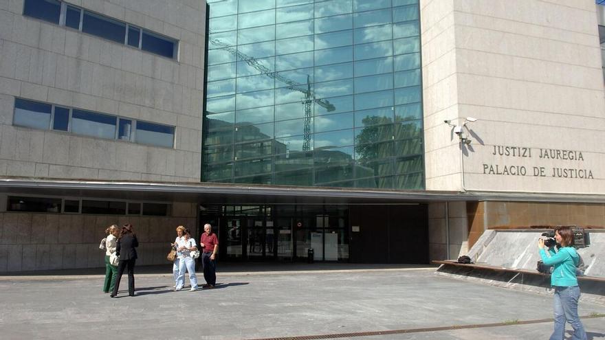 Una madre retira la pensión a su hijo en Irun