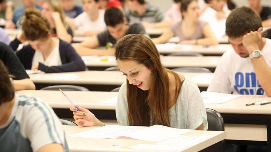 Estudiantes concentrados en la convocatoria extraordinaria de Selectividad.