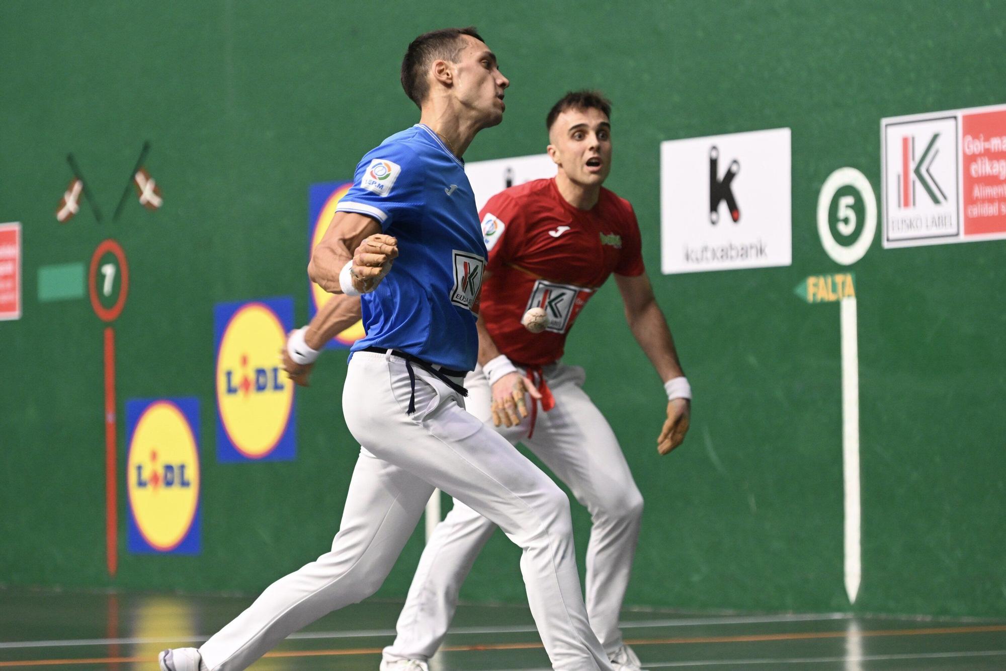Javier Zabala vence a Jon Ander Peña en la segunda jornada de la liguilla de cuartos de final del Cuatro y Medio en Tolosa.