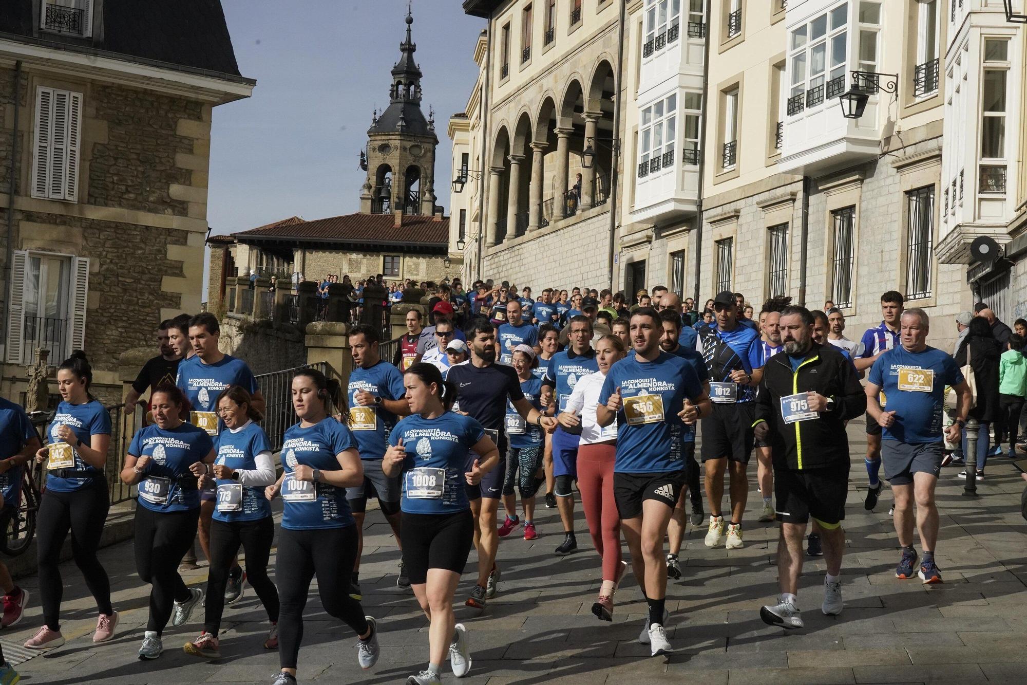 En imágenes: Miles de personas conquistan la Almendra de Gasteiz