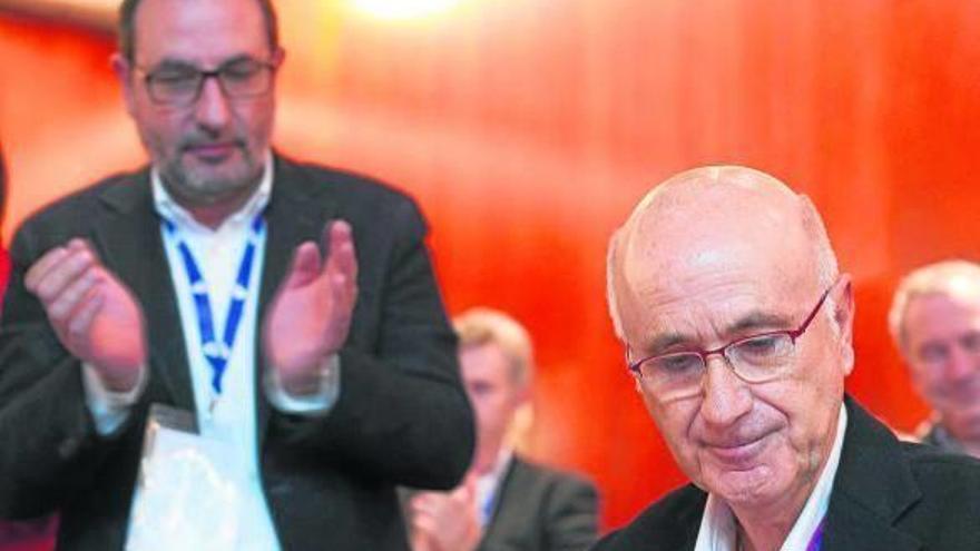 Duran i Lleida, cabizbajao, recibe los aplausos de los militantes de Unió.