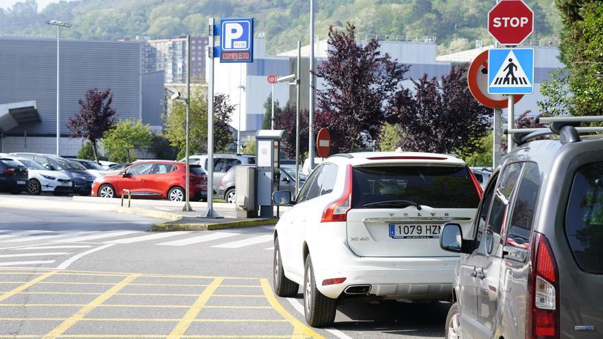 Etxebarri al límite: el parking del metro se queda pequeño y genera colas desde las 6.00 de la mañana